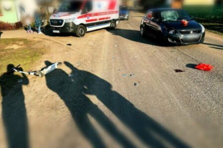 Kolobežkárka sa zrazila s autom pri Rimavskej Sobote, do nemocnice ju odvážal vrtuľník – FOTO