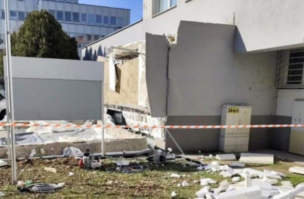 66818_klientske-centrum-komarno-tragedia.jpg Tragédia v Komárne si vyžiadala ďalší život, zranený muž po páde prístrešku Klientskeho centra zomrel v nemocnici