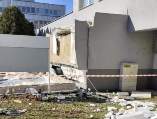 66818_klientske-centrum-komarno-tragedia.jpg Tragédia v Komárne si vyžiadala ďalší život, zranený muž po páde prístrešku Klientskeho centra zomrel v nemocnici