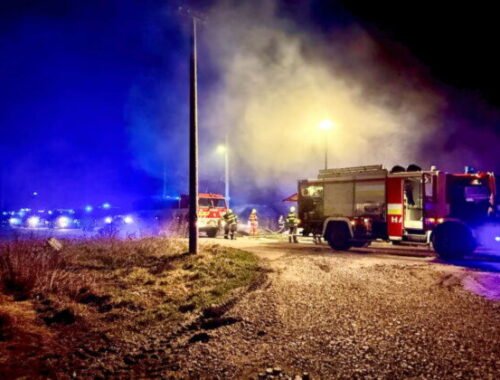 Nočný požiar sa skončil tragicky, v dome v Trnovci nad Váhom zomreli dvaja ľudia – FOTO