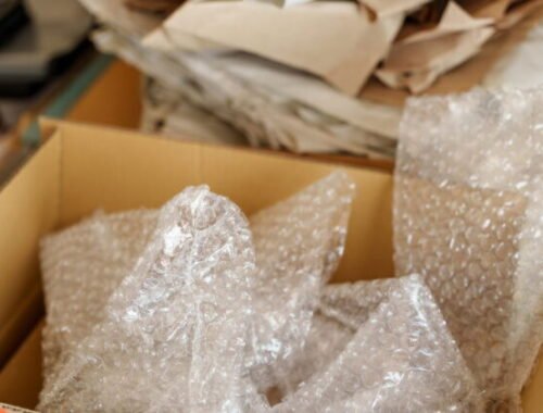 66944_gettyimages-1932105790-640x420.jpg Koniec bublinkových fólií či polystyrénových výplní. E-shopy budú musieť baliť tovar po novom