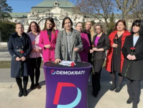 Členky Demokratov vrátili kvety k MDŽ pred úrad vlády, odmietajú prázdne gestá