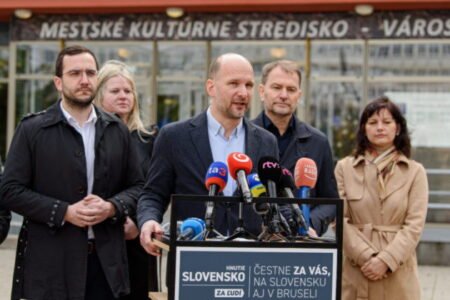 Grendel žiada od Blanára transparentnosť, verejnosť má podľa neho vedieť o preletoch amerických lietadiel