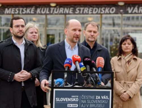 Grendel žiada od Blanára transparentnosť, verejnosť má podľa neho vedieť o preletoch amerických lietadiel