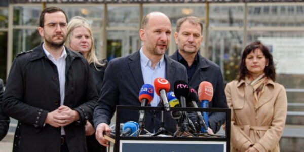 Grendel žiada od Blanára transparentnosť, verejnosť má podľa neho vedieť o preletoch amerických lietadiel