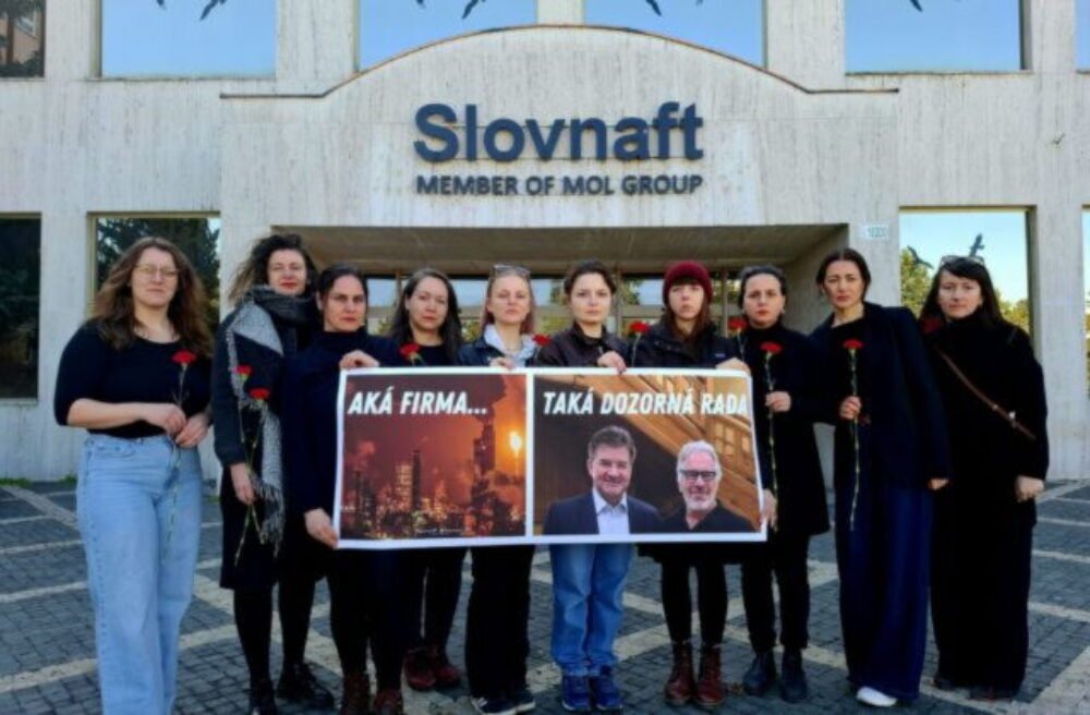 66967_znepokojene-matky-640x420.jpg Znepokojené matky protestovali pred Slovnaftom, kritizujú členstvo Miroslava Lajčáka v dozornej rade – FOTO
