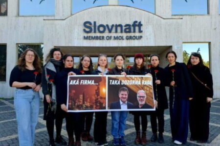 Znepokojené matky protestovali pred Slovnaftom, kritizujú členstvo Miroslava Lajčáka v dozornej rade – FOTO