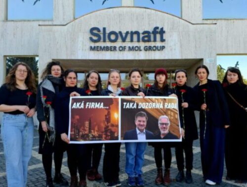 Znepokojené matky protestovali pred Slovnaftom, kritizujú členstvo Miroslava Lajčáka v dozornej rade – FOTO