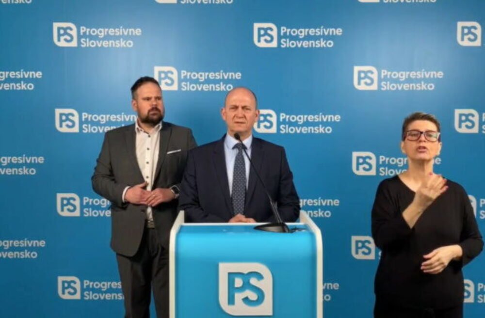 Šutaj Eštok sa zbavil 146 upratovačiek. Policajní odborári nesúhlasia, podľa PS ide o kšeft za 11 miliónov eur – VIDEO