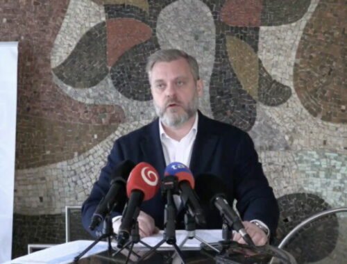 Opozícia spochybňuje nákup hasičských áut, Krúpa upozorňuje na cenu aj podozrivé platby – VIDEO