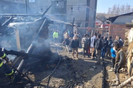 Agresia v rómskej osade, hasiči čelili útoku po uhasení požiaru – FOTO