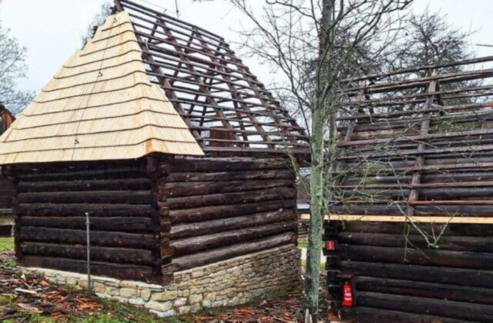 Múzeum slovenskej dediny v Martine pokračuje v obnove striech historických objektov