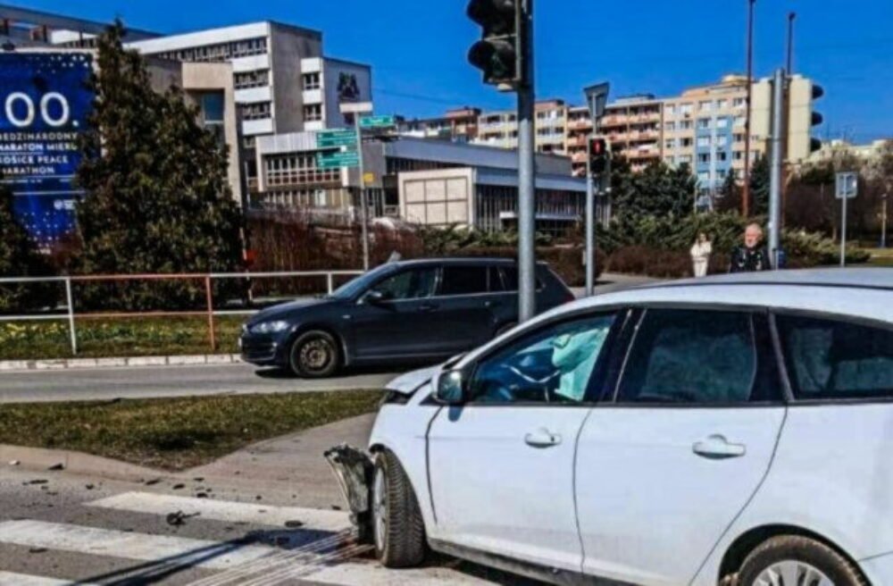 Zrážka dvoch áut v Košiciach zablokovala dôležitú križovatku, vodič mal prejsť na červenú – FOTO