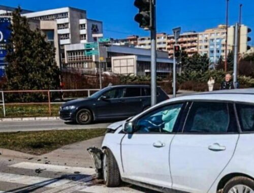 Zrážka dvoch áut v Košiciach zablokovala dôležitú križovatku, vodič mal prejsť na červenú – FOTO
