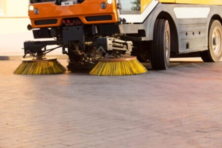 Jarné upratovanie ciest a chodníkov v Prešove sa začalo v predstihu, potrvá do mája