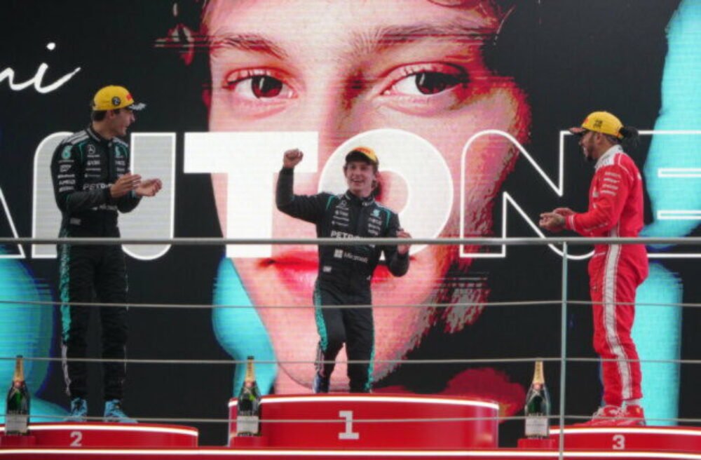 Chcelo sa mu plakať. Tínedžer Antonelli pretavil pole position do premiérového triumfu v seriáli F1 – VIDEO, FOTO