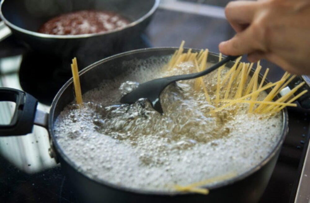 67360_gettyimages-1303675502-170667a-640x420.jpg Na pultoch známej siete predajní sa objavila škodlivá naberačka na špagety, obsahuje nadlimit niklu