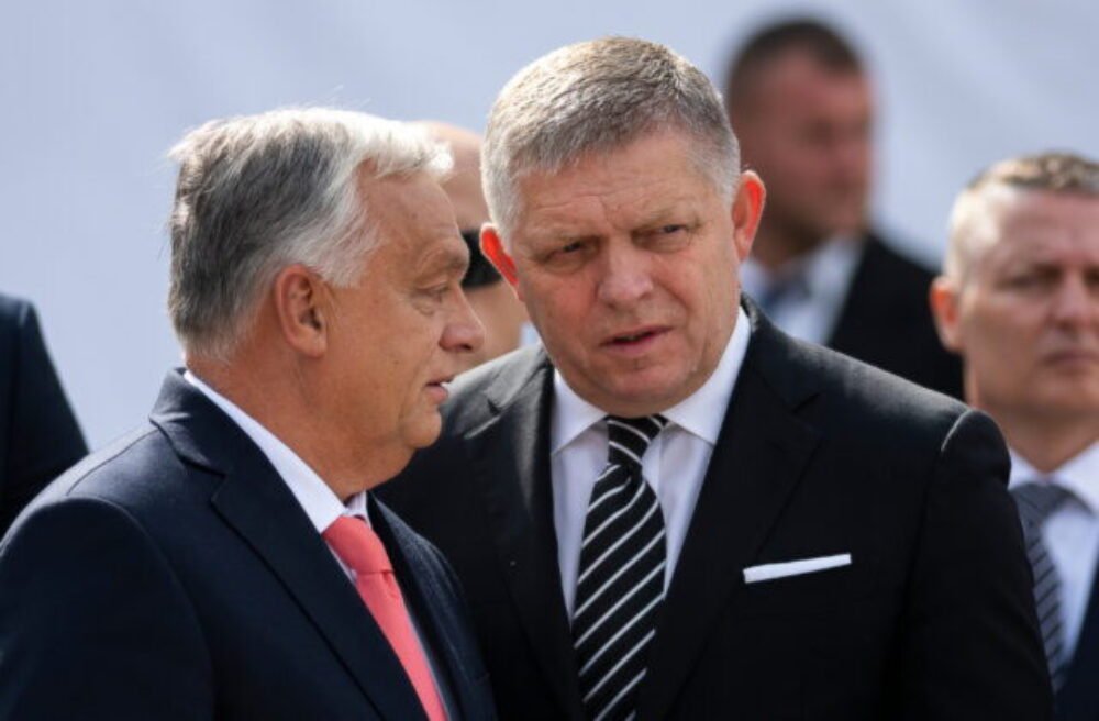 Fico varuje pred dôsledkami volieb v Maďarsku. Výhra opozície vraj môže zhoršiť vzťahy, spomenul aj Orbána