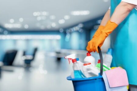 Prepustené upratovačky dostanú odstupné nad zákonný rámec, ministerstvo ponúkne niektorým ďalšie uplatnenie