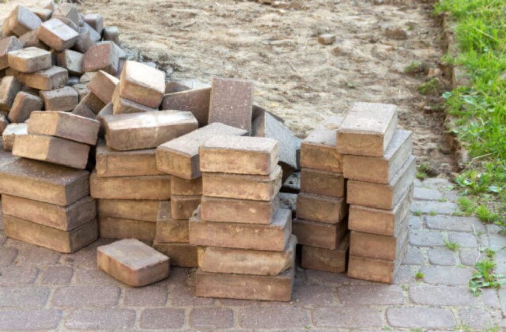 Petržalka investuje do verejných priestorov. Vnútroblok na Ľubovnianskej čaká nový asfalt