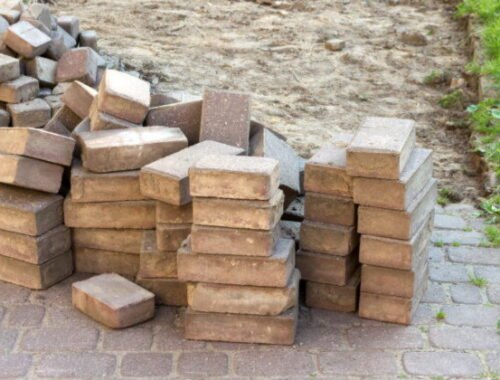 Petržalka investuje do verejných priestorov. Vnútroblok na Ľubovnianskej čaká nový asfalt