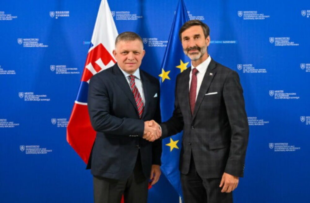 67672_683802a8c3f33272298585-640x420.jpg Zrada a kolaborácia. Opozícia reaguje na Szijjártóov škandál, v ktorom lieta aj Ficova vláda