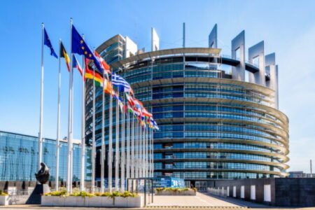 Švédski europoslanci hrozia bojkotom Štrasburgu kvôli drakonickému zákazu