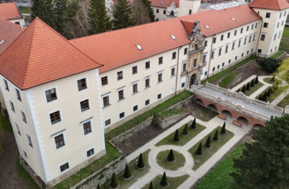 67974_69d7ba4fd9127762458786-640x420.jpg Kaštieľsky park v Stupave je zrekonštruovaný, zlepšili sa výhľady a obnovený bol aj historický vodopád – FOTO