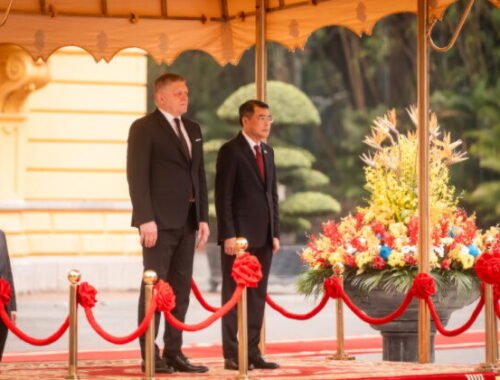 Fico vidí potenciál v spolupráci s Vietnamom, rozvíjať by mohli oblasť energetiky aj zbrojárstva – FOTO