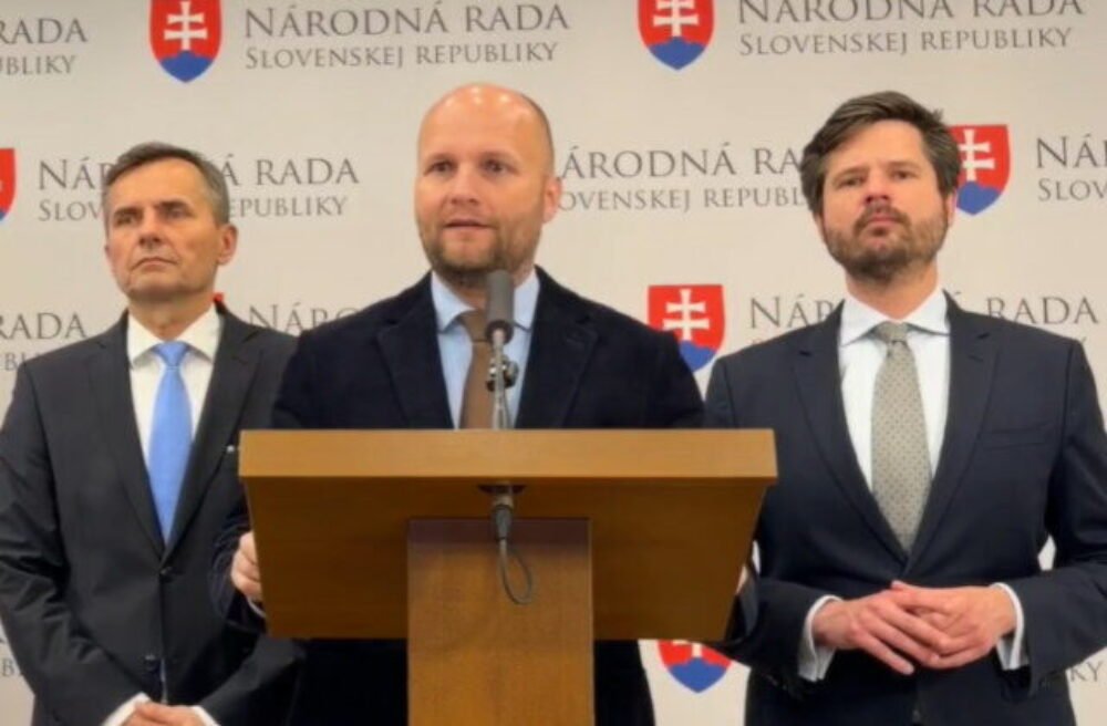Demokrati prišli so závažným obvinením, Orbán vraj na priamu žiadosť Fica navozil na hranicu migrantov – VIDEO