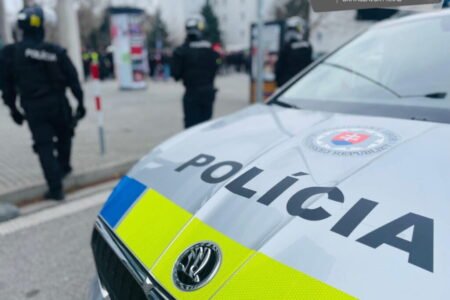 Dopravnú nehodu v obci Láb neprežil motocyklista, vodič narazil do stromu