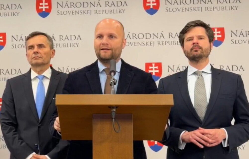Demokrati prišli so závažným obvinením, Orbán vraj na priamu žiadosť Fica navozil na hranicu migrantov – VIDEO