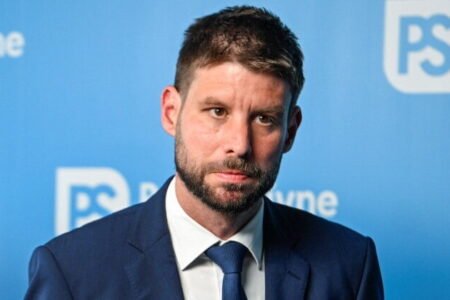 Blanár odmieta zistiť, ako to v skutočnosti bolo s navážaním migrantov. Podľa Šimečku tuší, že mal Magyár pravdu