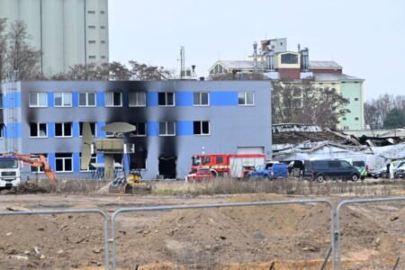 Policajti odovzdali českým kolegom Američanku, ktorú budú stíhať za teroristický útok v Pardubiciach