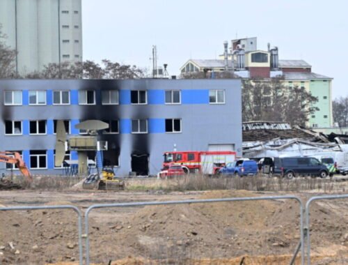 Policajti odovzdali českým kolegom Američanku, ktorú budú stíhať za teroristický útok v Pardubiciach