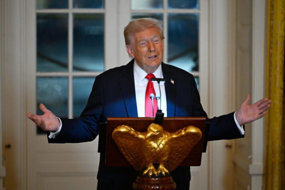68265_trump_04459-1-scaled-1.jpg Trump ustúpil zo sankcií, USA dočasne povolili ruskú ropu, dôvodom je rast cien a napätie vo svete