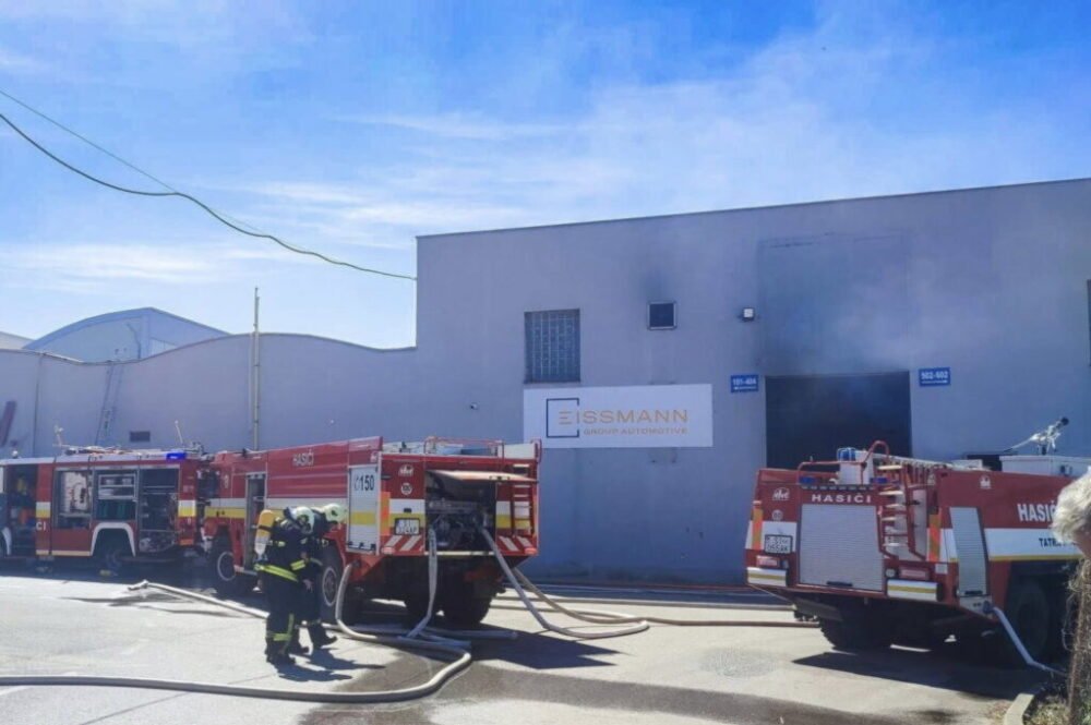 Hasiči zasahovali pri požiari výrobnej haly automobilky v Holíči, zamestnancov včas evakuovali – FOTO