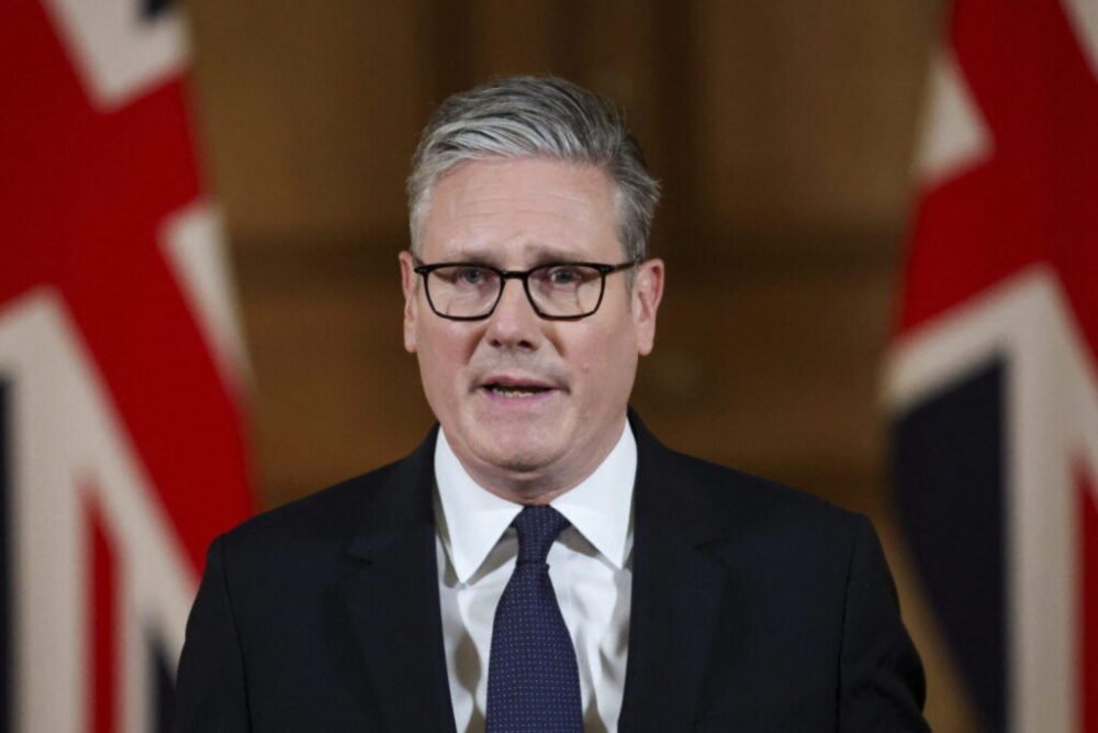 Britskí ministri vyjadrili podporu Starmerovi. Premiér čelí škandálom okolo dlhoročného spojenca Jeffreyho Epsteina