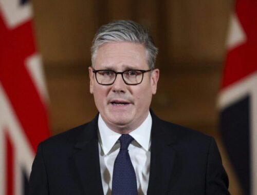 Britskí ministri vyjadrili podporu Starmerovi. Premiér čelí škandálom okolo dlhoročného spojenca Jeffreyho Epsteina