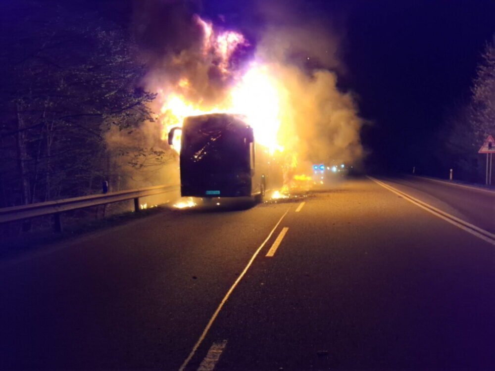 Na Dargovskom kopci horel autobus plný cestujúcich – FOTO