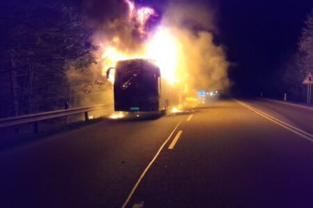 Na Dargovskom kopci horel autobus plný cestujúcich – FOTO