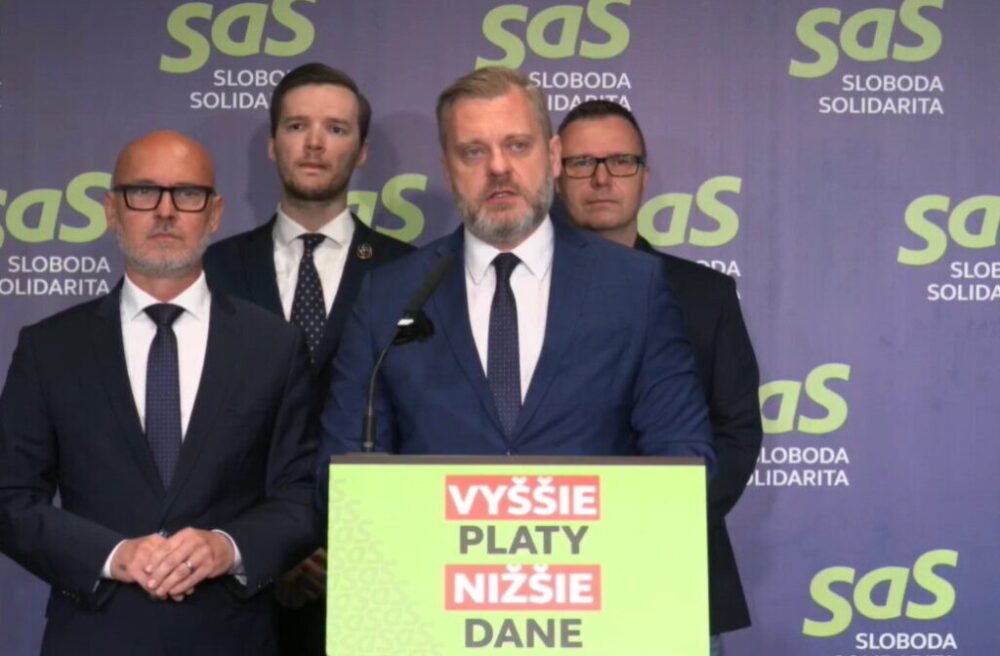 Liberáli podávajú podnet na odvolanie Šutaja Eštoka, opozícia spochybňuje jeho vedenie ministerstva – VIDEO