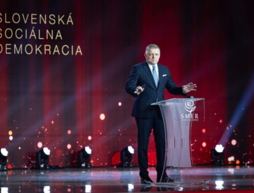 Smer kritizoval opozíciu za zneužívanie tragédií, aj pobaltské krajiny za zákaz preletu vládneho špeciálu do Moskvy