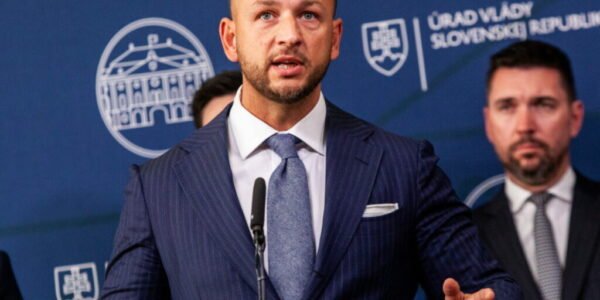 Dopravní policajti majú k dispozícii nové autá za takmer 30-tisíc eur, rezort Šutaja Eštoka hovorí o výraznej úspore