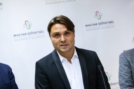 Fico by mohol vypustením „lex Beneš“ z Trestného zákona vyriešiť napätie v spoločnosti, tvrdí šéf Maďarskej aliancie Gubík