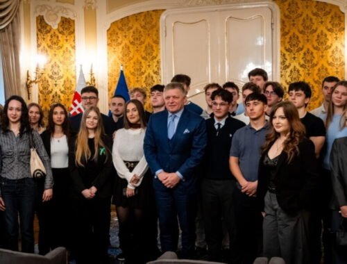 Fico na diskusii so študentmi zdôraznil, že skutočná sila sa začína doma, nie v Bruseli – VIDEO, FOTO