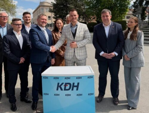 Kandidátom KDH na primátora Hlohovca je Ľubomír Petrek, z námestia nemá byť podľa neho parkovisko – VIDEO