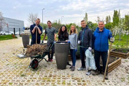 Dobrovoľníci z Tesca sa opäť spojili pri príležitosti Dňa Zeme. Z prírody vyzbierali dve tony odpadu