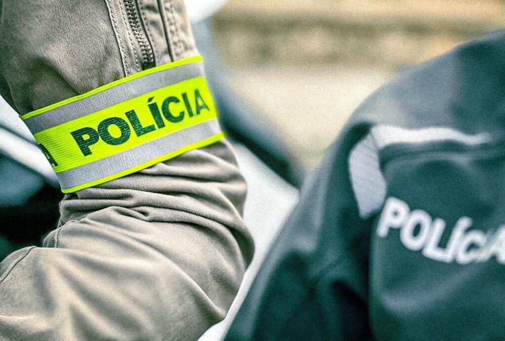Polícia zastavila kamión prevážajúci drevo, vodič nafúkal cez dve promile