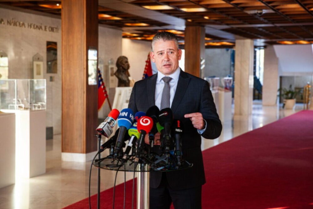 Opozičný poslanec Mikulec sa pýta, prečo koalícia po útoku na Ferenčáka nezvoláva tlačovky